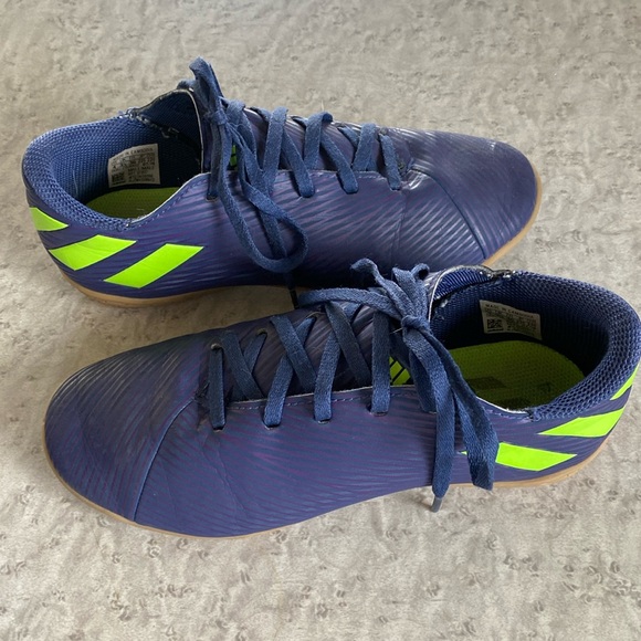 Adidas Size 4 indoor field shoes - Picture 1 of 4